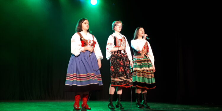 Sandomierz: Taniec współczesny i folklor na scenie Portu Kultury.