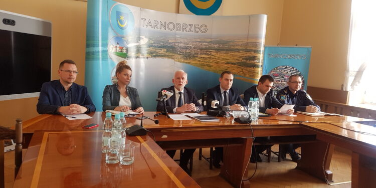 Tarnobrzeg. Szkoły, instytucje zamykane. Odwołane imprezy. Wsparcie dla seniorów.