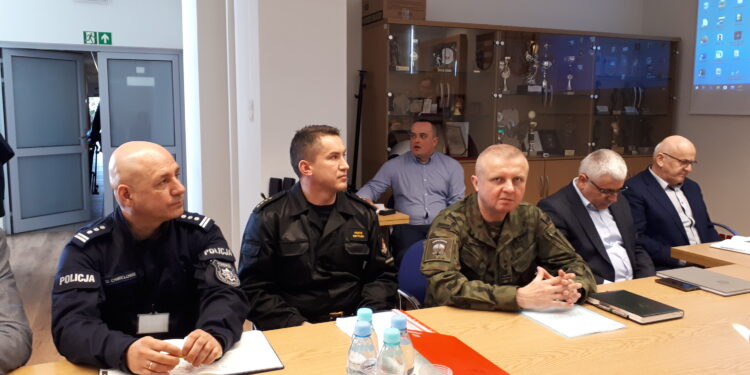 Sandomierz: Policja wspiera działania profilaktyczne służb epidemiologicznych.