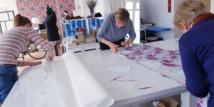 Tarnobrzeg, region. W Fundacji GA MON robota wre. Pracownicy szyją maseczki. Do inicjatywy dołączają kolejni wolontariusze.