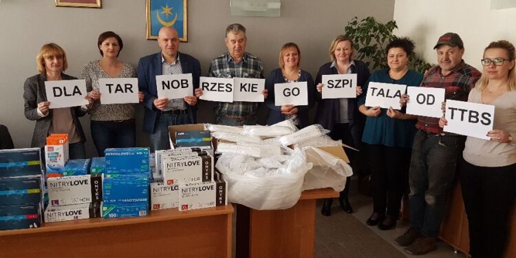 Tarnobrzeg. Rękawiczki i maseczki ochronne w darze dla szpitala.