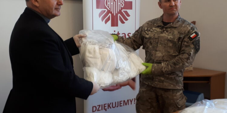 Sandomierz: Wsparcie i współpraca Caritas i terytorialsów ze 102 batalionu WOT.
