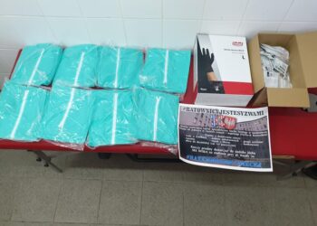 Sandomierz: Kibice „Wisły” Sandomierz pomagają ratownikom medycznym.