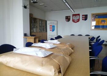 Chwałki, Sandomierz: Chwałowianki włączają się w szycie maseczek.