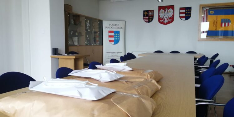 Chwałki, Sandomierz: Chwałowianki włączają się w szycie maseczek.