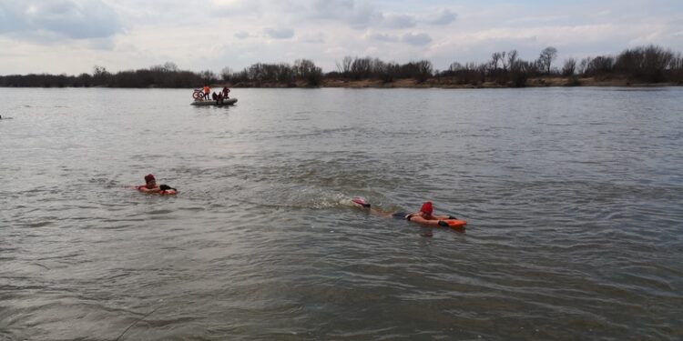 Tarnobrzeg. Morsy po raz czwarty przepłynęły Wisłę