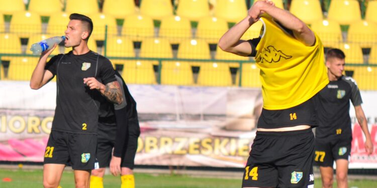 Tarnobrzeg, Stalowa Wola: Trzecia liga wstrzymana. Druga liga jeszcze gra.