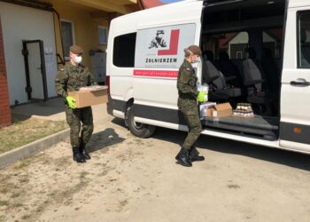 Sandomierz: Żołnierze 102 batalionu lekkiej piechoty WOT pomagają w czasie epidemii.
