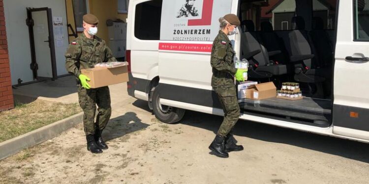 Sandomierz: Żołnierze 102 batalionu lekkiej piechoty WOT pomagają w czasie epidemii.