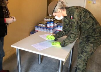 Sandomierz: Żołnierze 102 batalionu lekkiej piechoty WOT pomagają w czasie epidemii.