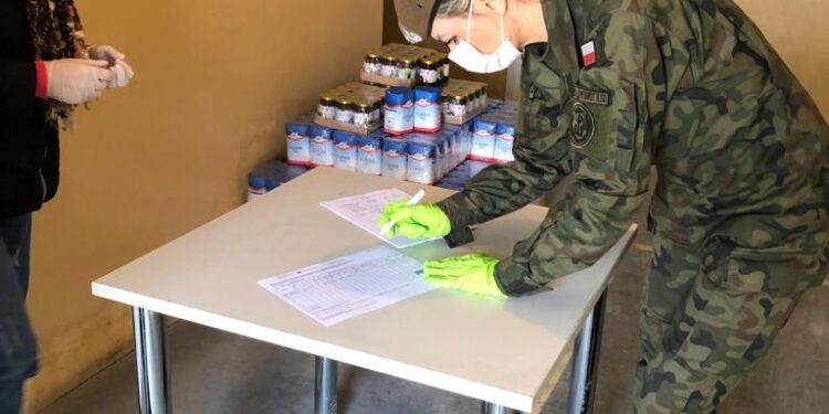 Sandomierz: Żołnierze 102 batalionu lekkiej piechoty WOT pomagają w czasie epidemii.