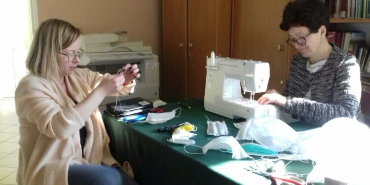Janów Lubelski, Sandomierz: Pracownicy WTZ prowadzonych przez sandomierską Caritas szyją maseczki.