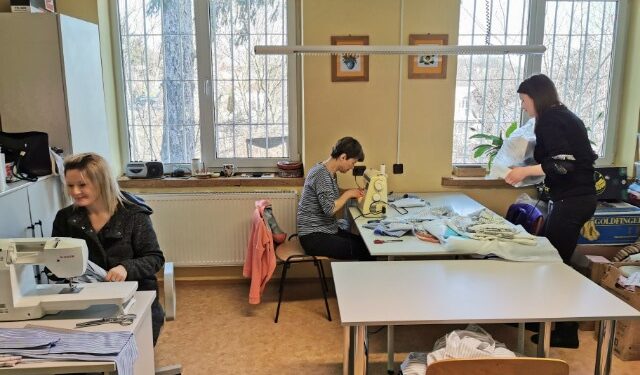 Sandomierz: Tysiąc maseczek higienicznych uszyją pracownicy WTZ przy Stowarzyszeniu Tratwa.