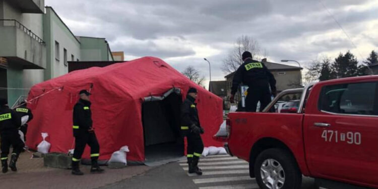 Sandomierz: Przed szpitalem stanął specjalny namiot dla osób podejrzewanych o zakażenie koronawirusem.