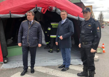 Sandomierz: Przed szpitalem stanął specjalny namiot dla osób podejrzewanych o zakażenie koronawirusem.