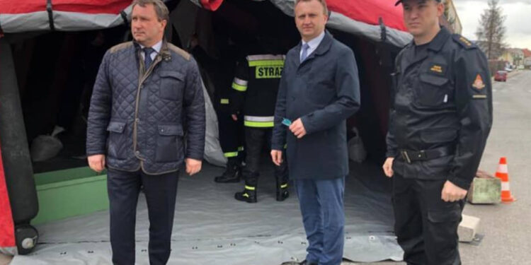 Sandomierz: Przed szpitalem stanął specjalny namiot dla osób podejrzewanych o zakażenie koronawirusem.