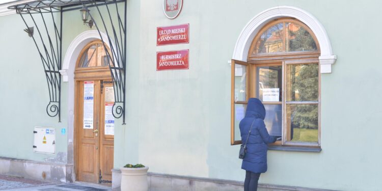 Sandomierz: Spadła liczba interesantów w magistracie.