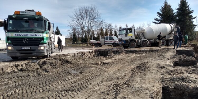 Sandomierz: Trwa rozbudowa wiaty magazynowej na terenie oczyszczalni ścieków.