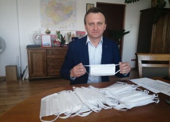 Sandomierz: Koła gospodyń wiejskich szyją maseczki dla szpitala i służb mundurowych.