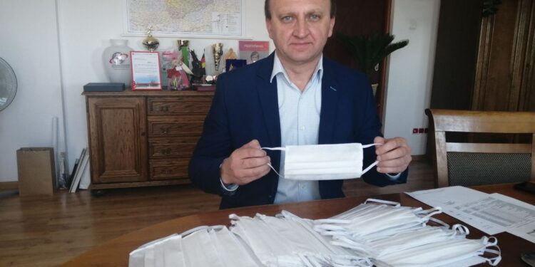 Sandomierz: Koła gospodyń wiejskich szyją maseczki dla szpitala i służb mundurowych.