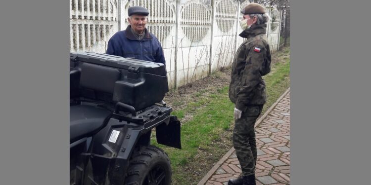 Sandomierz: Kombatanci dziękują sandomierskim terytorialsom za pomoc w czasie epidemii.