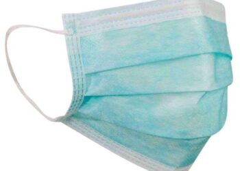 Grębów, powiat tarnobrzeski. Krawcowa uszyła maseczki ochronne dla personelu przychodni.