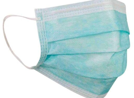 Grębów, powiat tarnobrzeski. Krawcowa uszyła maseczki ochronne dla personelu przychodni.