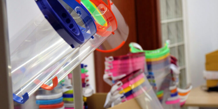 Stalowa Wola: W pracowni druku 3D powstają przyłbice ochronne dla medyków i służb mundurowych.