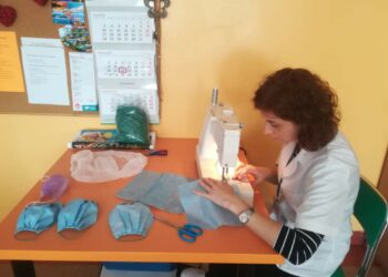 Tarnobrzeg. Personel Zakładu Pielęgnacyjno-Opiekuńczego szyje maseczki ochronne.