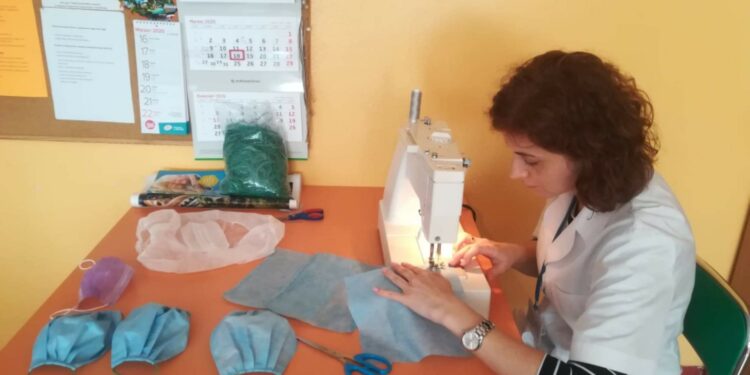Tarnobrzeg. Personel Zakładu Pielęgnacyjno-Opiekuńczego szyje maseczki ochronne.