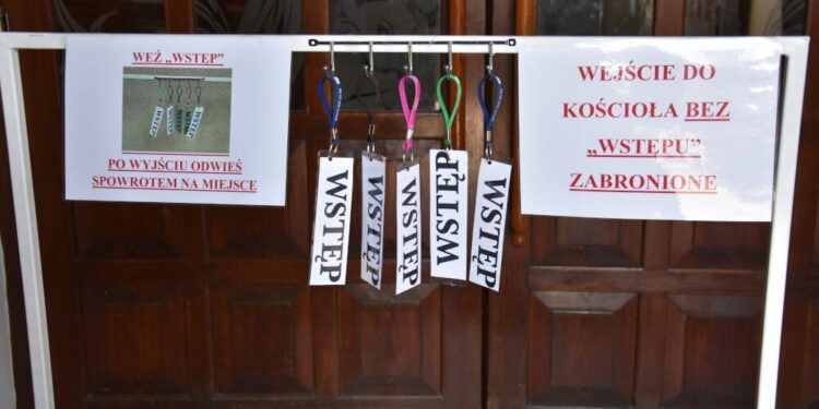 Dębica: Do świątyni za okazaniem blankietu