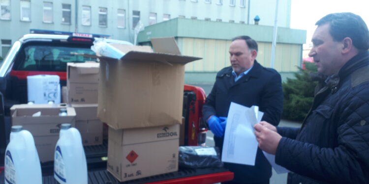 Sandomierz: Środki ochrony indywidualnej dla szpitala z zasobów Agencji Rezerw Materiałowych.