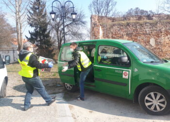 Sandomierz: Świąteczne paczki od Caritas mimo epidemii trafiają do potrzebujących.
