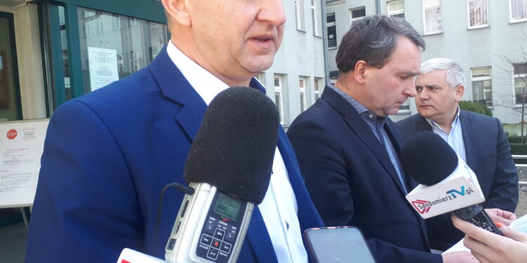 ’- Nie zgadzamy się na ewentualne plany przekształcenia sandomierskiego szpitala w jednoimienny szpital zakaźny – mówi Radiu Leliwa starosta powiatu sandomierskiego Marcin Piwnik.