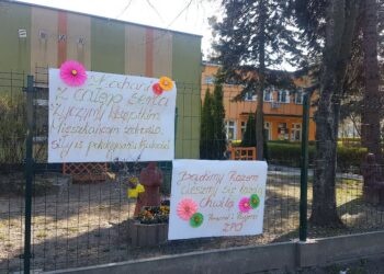 Tarnobrzeg. Plakat z życzeniami na ogrodzeniu Zakładu Pielęgnacyjno-Opiekuńczego.