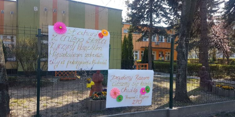 Tarnobrzeg. Plakat z życzeniami na ogrodzeniu  Zakładu Pielęgnacyjno-Opiekuńczego.