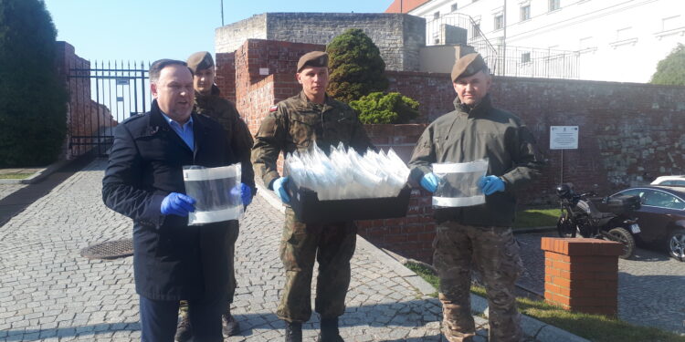 Sandomierz: Przyłbice dla sandomierskich terytorialsów.