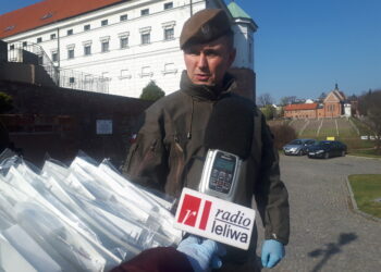 ’- To bardzo ważne wsparcie – mówi podpułkownik Arkadiusz Nenutil – dowódca  102 sandomierskiego batalionu wchodzącego w skład 10 ŚBOT o przyłbicach ochronnych od posła Marka Kwitka.