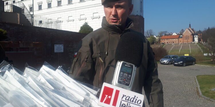 ’- To bardzo ważne wsparcie – mówi podpułkownik Arkadiusz Nenutil – dowódca  102 sandomierskiego batalionu wchodzącego w skład 10 ŚBOT o przyłbicach ochronnych od posła Marka Kwitka.