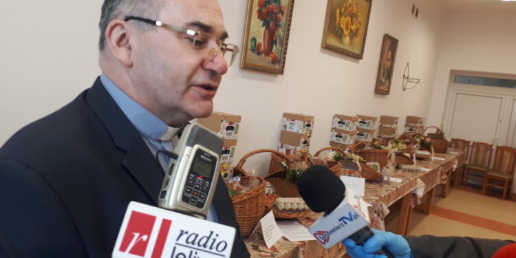 Sandomierz: Schroniska dla bezdomnych obdarowane koszami ze święconką.