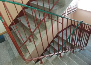 Tarnobrzeg. Przedstawiciele spółdzielni mieszkaniowych o dezynfekcji klatek schodowych w blokach.