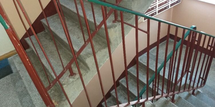 Tarnobrzeg. Przedstawiciele spółdzielni mieszkaniowych o dezynfekcji klatek schodowych w blokach.