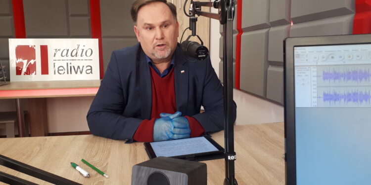 Rozmowa z posłem Markiem Kwitkiem o środkach z Funduszu Dróg Samorządowych na inwestycje w powiecie opatowskim.