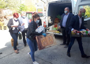 Sandomierz, Koprzywnica: Trzy busy z darami dla DPS w Sandomierzu.