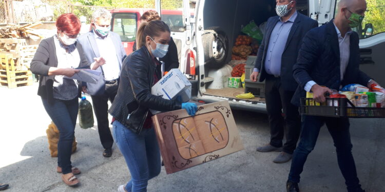 Sandomierz, Koprzywnica: Trzy busy z darami dla DPS w Sandomierzu.