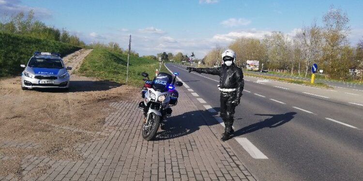 Tarnobrzeg, powiat tarnobrzeski. Policjanci na motocyklach patrolują miasto i powiat.