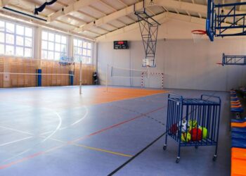 Staszów. Gotowa hala sportowa przy dwójce