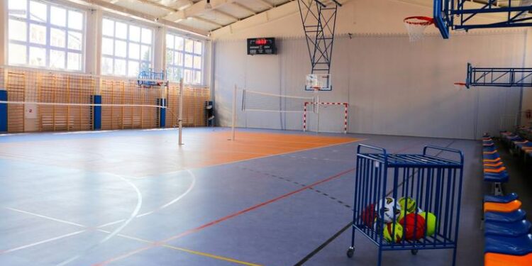 Staszów. Gotowa hala sportowa przy dwójce