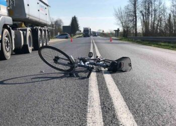 Grębów, powiat tarnobrzeski. Potrącenie rowerzysty.