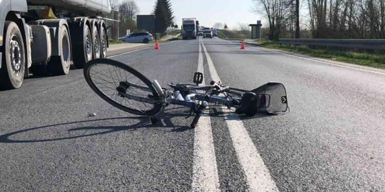 Grębów, powiat tarnobrzeski. Potrącenie rowerzysty.